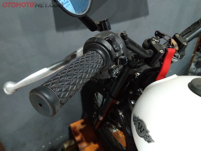 Custom Kit menyediakan handgrip untuk W175 model garis dan wajik seharga Rp 150 ribu