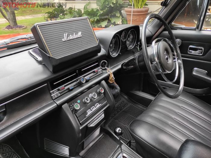 Interior Mercy Mini klasik (W115) yang dimodifikasi jadi pickup