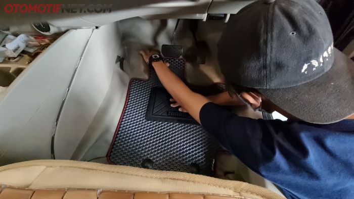 Proses pemasangan karpet Trapo pada sisi driver di All New Suzuki Ertiga