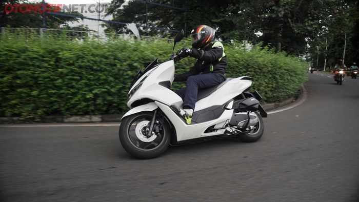 Handling All New Honda PCX 160