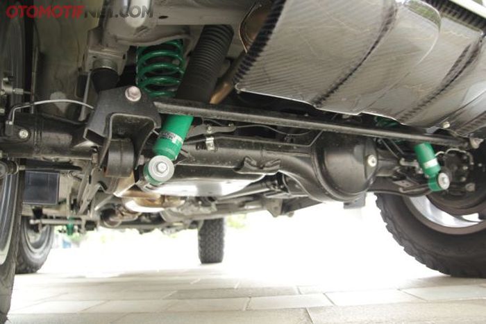 Tak ketinggalan suspensi turut dimodifikasi dengan mengaplikasi coilover tein