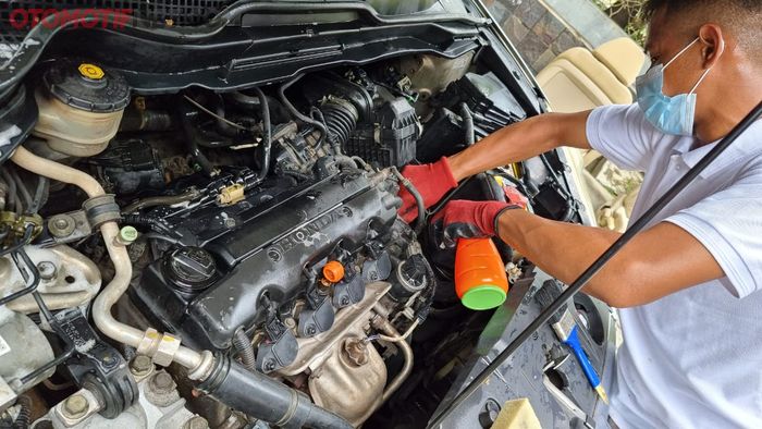 Sebelum mesin disteam menggunakan uap panas bertekanan 10 bar, dibersihkan terlebih dulu menggunakan sabun khusus