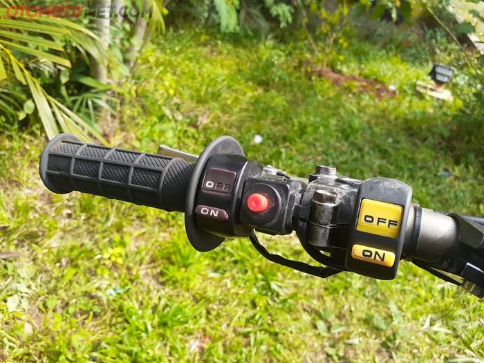 Kawasaki KLX pasang saklar starter juga pada setang bagian kiri