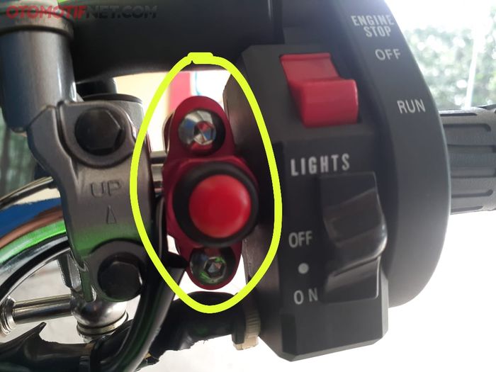 Untuk menghidupkan Kawasaki Ninja R ini hanya tekan tombol kecil berwarna merah ini saja
