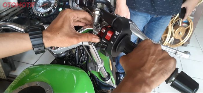 Tombol ditekan tidak terdengar suara berisik mesin Kawasaki Ninja R langsung hidup