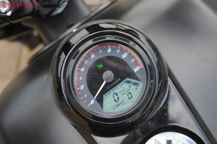 Speedometer Kiev V250 FI menggabungkan analog dan digital, yang terletak di atas tangki bensin 