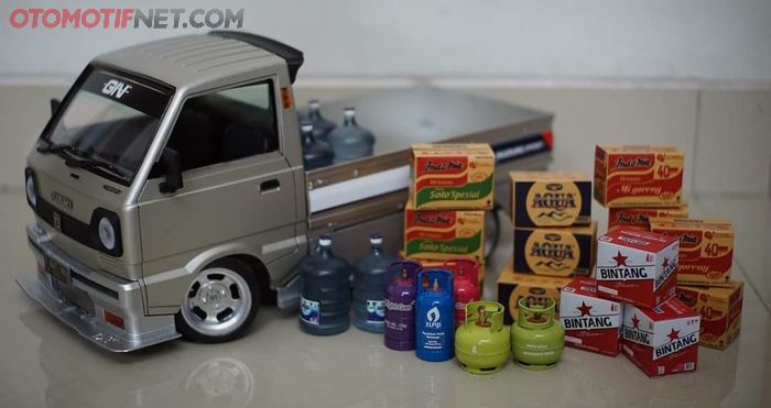 Mainan RC Suzuki Carry Pickup dilengkapi miniatur barang-barang 