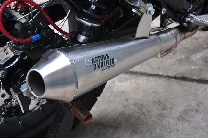 Knalpot custom Katros Muffler System menggantikan peran pelepas gas buang standar Ninja 250