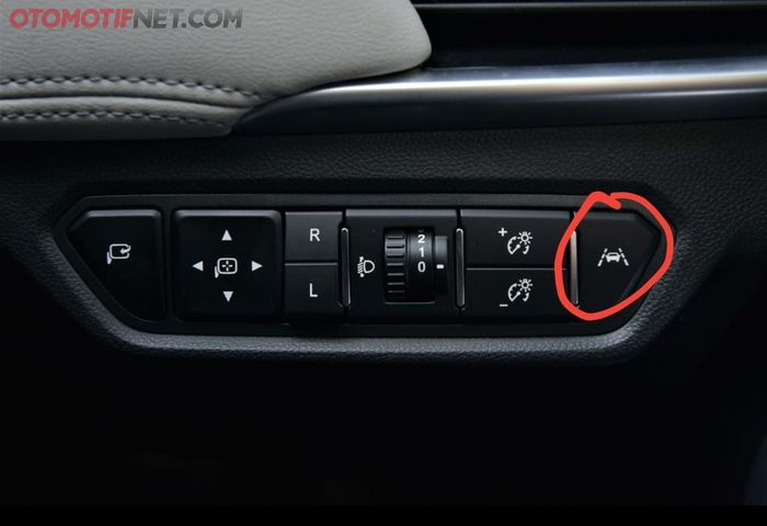 Untuk mengaktifkan fitur LKA, tinggal tekan tombol paling ujung kanan di dasbor sebelah kanan setir