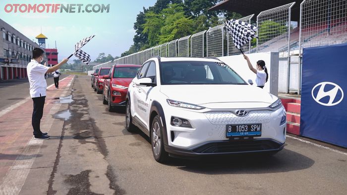 Hyundai Track Day 2021, menjajal mobil listrik Ioniq dan Kona Electric di sirkuit Sentul