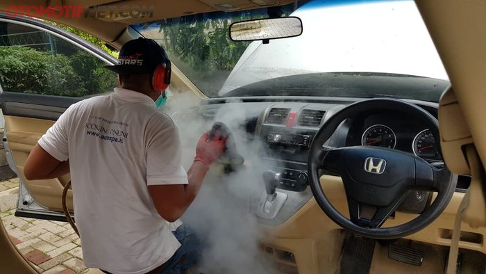 Membersihkan Interior Mobil Pakai Uap Panas dari Layanan Autospa.id