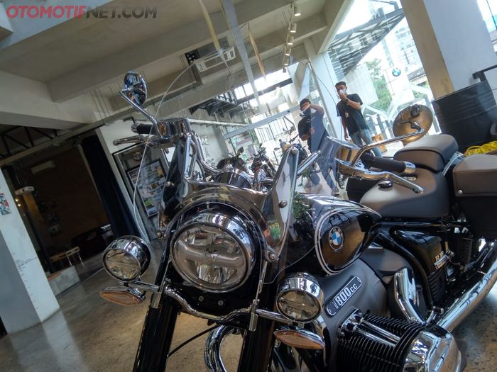 Windshield memberi perlindungan dari angin saat turing naik BMW R 18 Classic