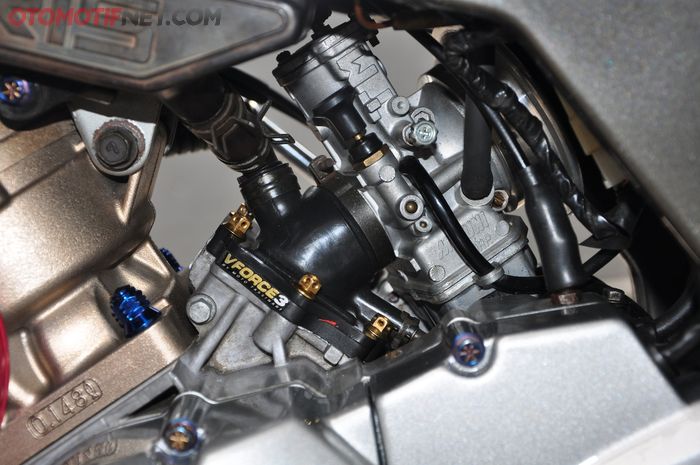 Karburator Mikuni TM35 berikut membran VForce3 menyuplai campuran udara dan bensin ke Serpico ini
