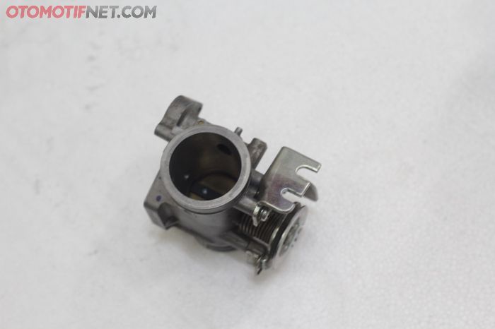 Throttle body standar dibesarkan menjadi 37 mm