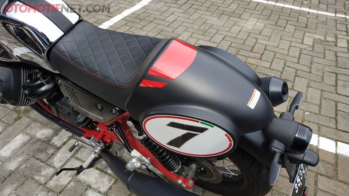 Bagian belakang Moto Guzzi V7 III Racer 10th Anniversary pakai single seat berikut number plate khas cafe racer