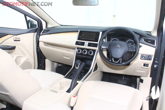 Interior depan Mitsubishi Xpander Ultimate A/T 