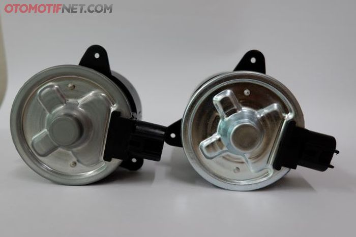 Ilustrasi motor fan keluaran Denso yang asli (kiri) vs imitasi atau palsu