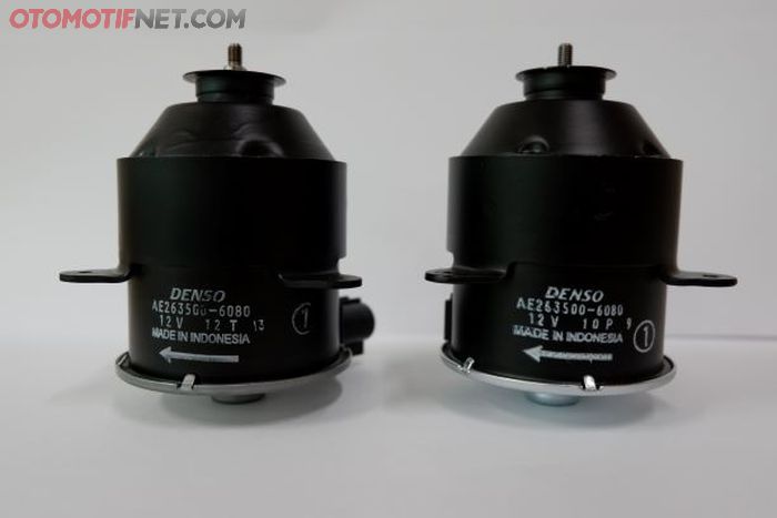 Tulisan pada badan motor fan Denso yang asli terlihat jelas dan tebal (kiri)