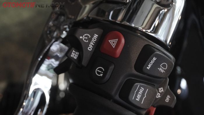 BMW R 18 Classic dilengkapi fitur cruise control, untuk mengaktifkannya melalui tombol di sakelar kiri