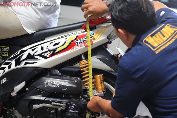 Selanjutnya motor dinaiki oleh pengendara dengan kedua kakinya harus naik tidak boleh menahan. 