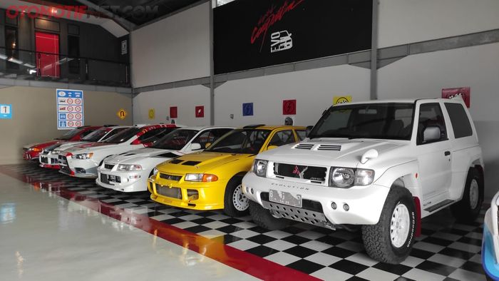 Mitsubishi Pajero Evolution parkir bersama spesies Evolution lain di Win's Garage 