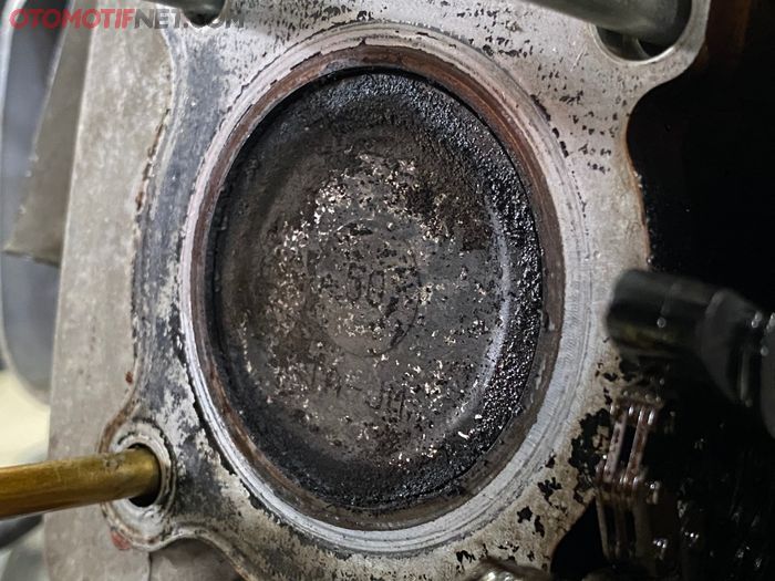 Terlihat di piston tak ada kerak membandel, sisa kerak kecil di pinggir piston saja