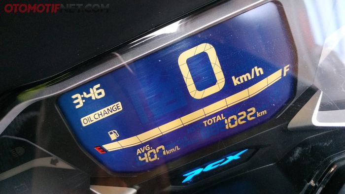 Logo oil change di Honda PCX 160 pertama muncul saat odometer menyentuh angka 1.000 km