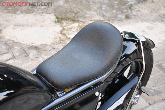 Jok Ninja 250R ini jadi single seat selaras dengan desain bobber ala Triumph Bobber