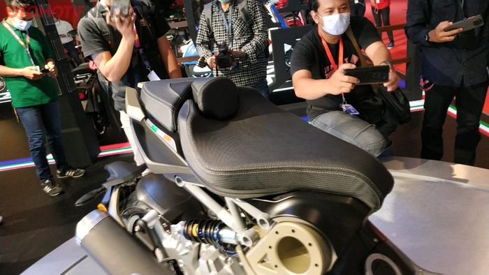 Jok Italjet Dragster sekilas seperti single seat, tapi ternyata masih bisa buat boncengan