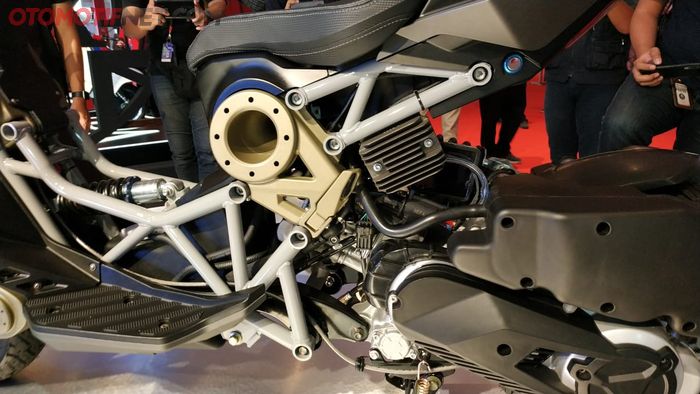 Sasis Italjet Dragster model trellis layaknya Ducati, di sisi kiri dekat throttle body terlihat kiprok berukuran besar dan footstep belakang yang menyatu sasis