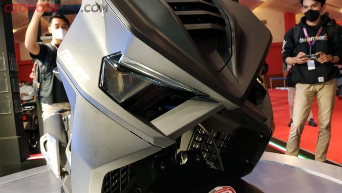 Lampu utama Italjet Dragster 200, detailnya sekilas mirip Panigale