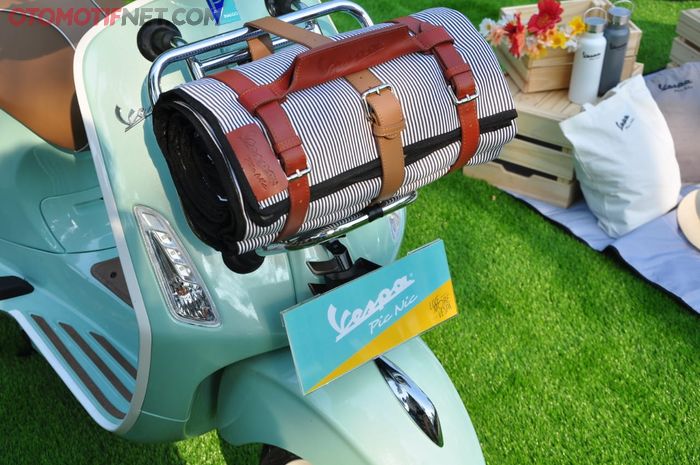 Picnic blanket dijual terpisah tapi hanya bisa dibeli oleh pemilik Vespa Picnic