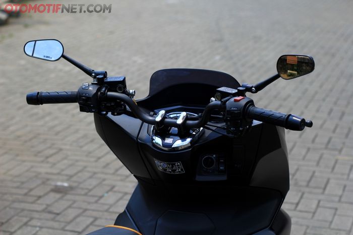 Setang diganti pakai milik CB150R, jadi sedikit lebih sempit dan rendah