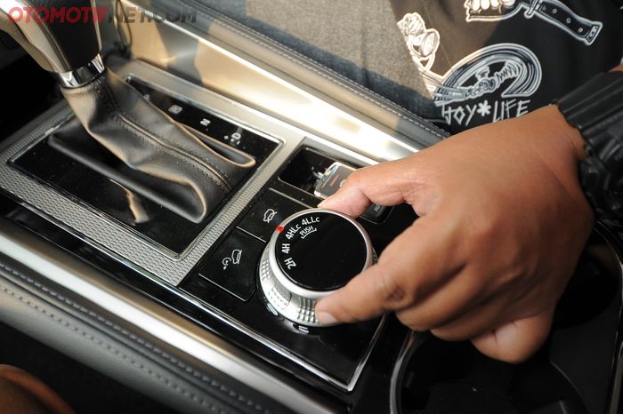 Fitur Super Select di Mitsubishi Pajero Sport Dakar Ultimate 4x4 