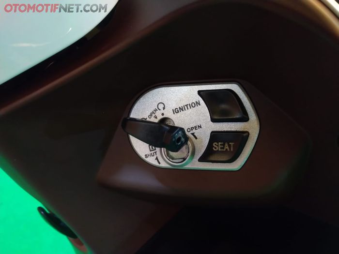 Bukaan jok Benelli Panarea 125 ada di samping kunci kontak