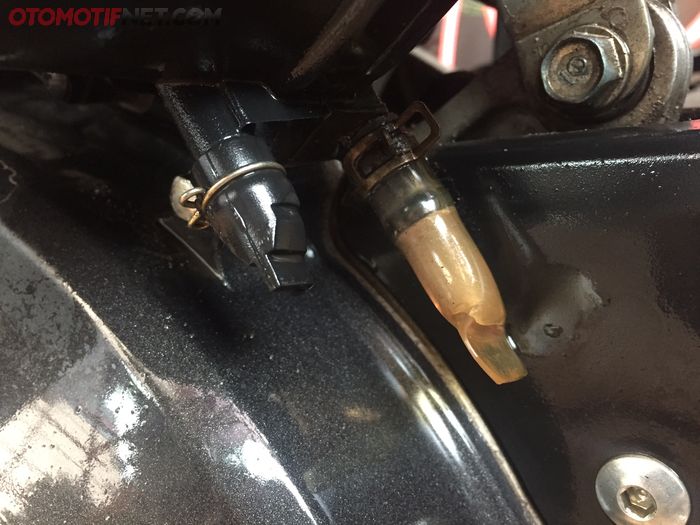 Honda Vario memiliki 2 selang, yang satu untuk melihat hawa yang dihasilkan dari crankcase