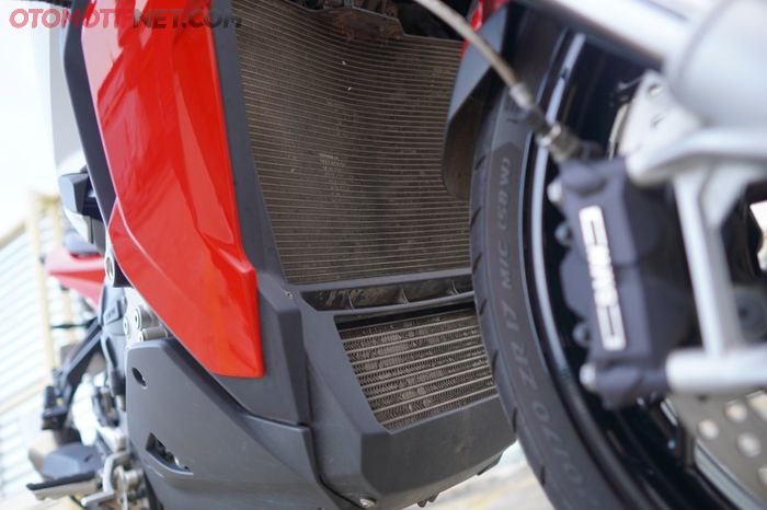 Mesin BMW S 1000 XR dibekali radiator dan oil cooler untuk menjaga suhu mesinnya