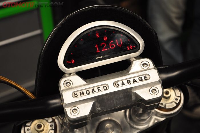 Panel instrumen Motogadget menambah kesan futuristis pada TMAX ini