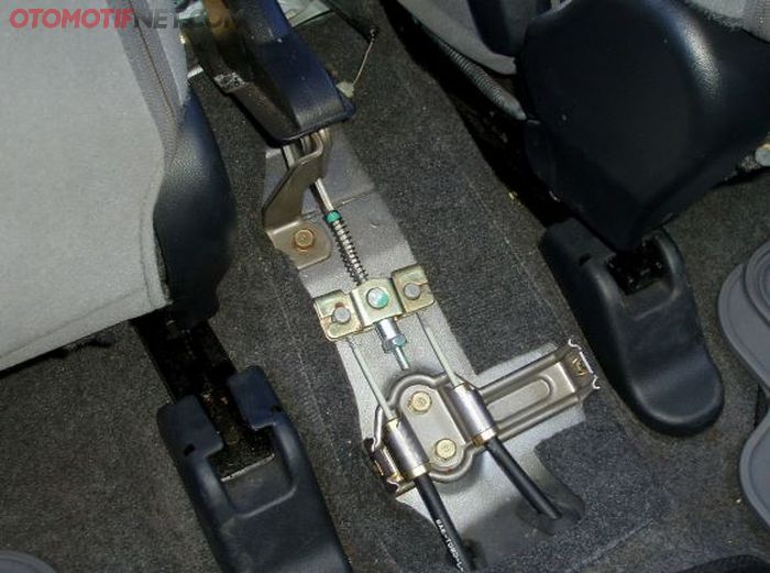 Penampakan setelan rem tangan Toyota Avanza G 2012 setelah konsol tengahnya dilepas