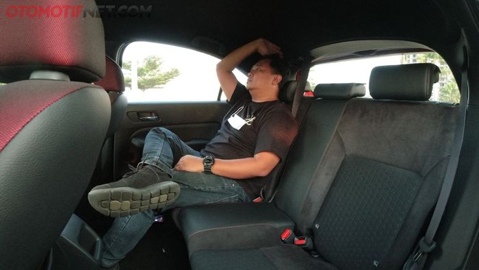 Ruang kaki kabin belakang Honda City Hatchback RS lega