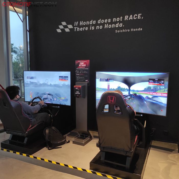 Simulator balap di Dreams Caf&eacute; by Honda 