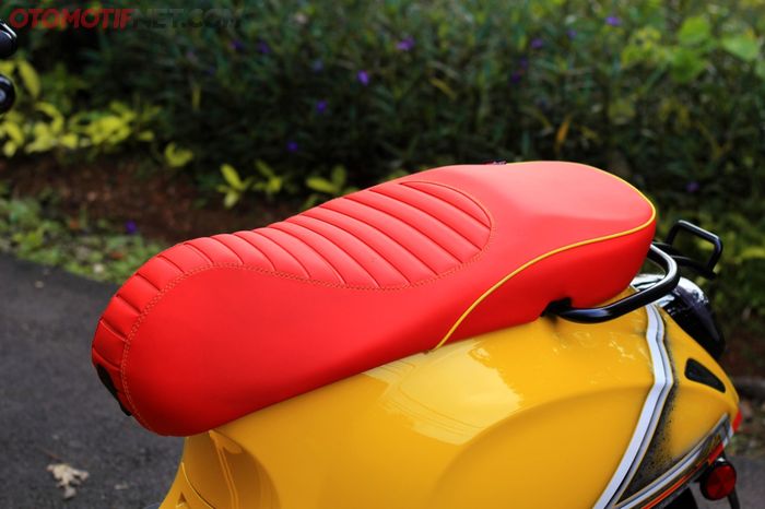 Jok model single seat dibalut kulit merah dan kuning klop dengan warna bodi