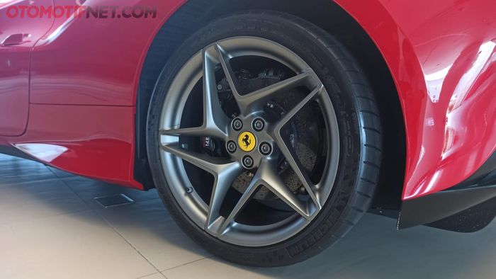 Pelek Ferrari F8 Spider model kipas