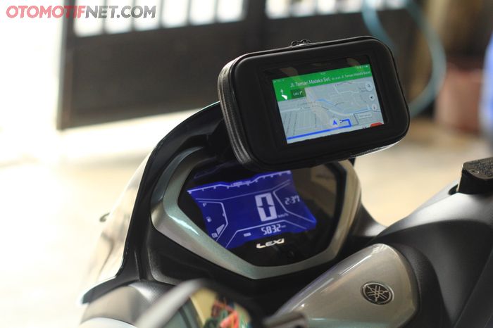 Ini penampakan holder GPS yang sudah dipasang maps menggunakan smartphone pada Yamaha Lexi