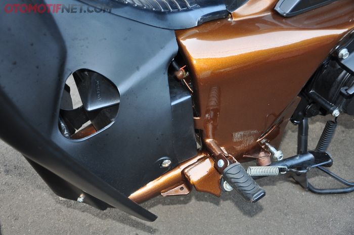 Bagian depan mesin Mio street cub ini dibuatkan electrical box sehingga tetap terlihat padat