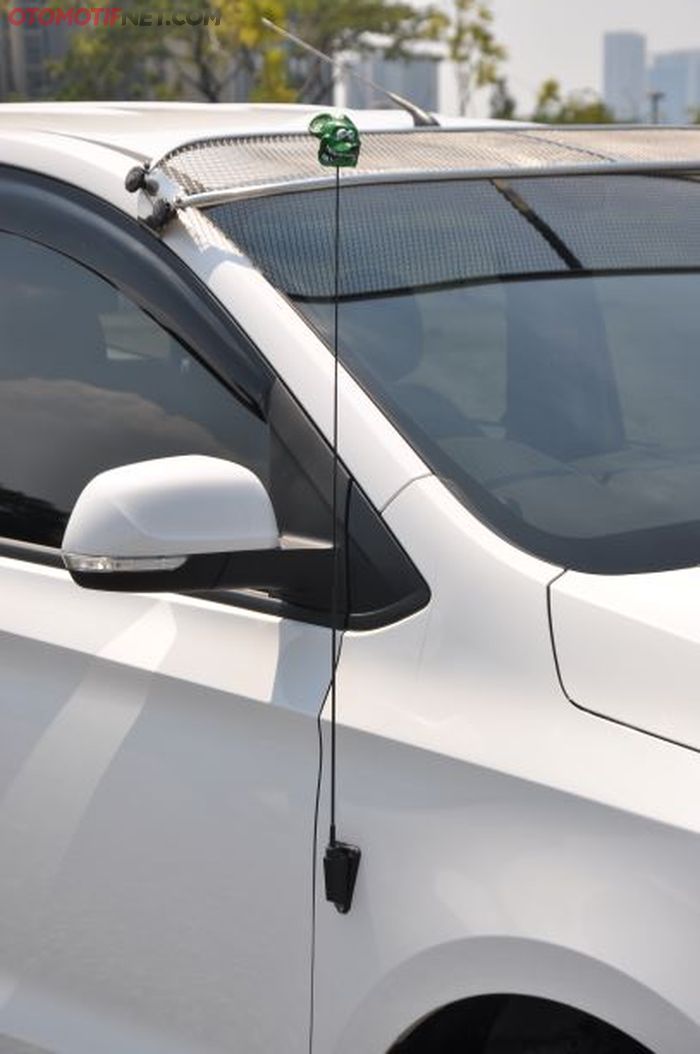 Tambah antena dari mobil jip