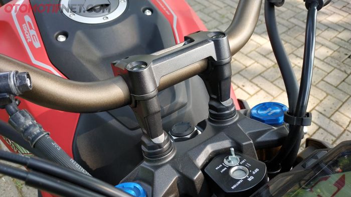 Raiser setang All New Honda CB150R dilengkapi dengan karet peredam getaran
