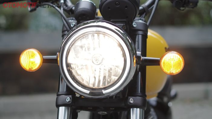 Lampu utama Royal Enfield Meteor 350 menggunakan bohlam dan DRL melingkar di pinggirnya