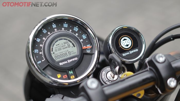 Spidometer Royal Enfield Meteor 350 sederhana namun terkesan canggih dan premium