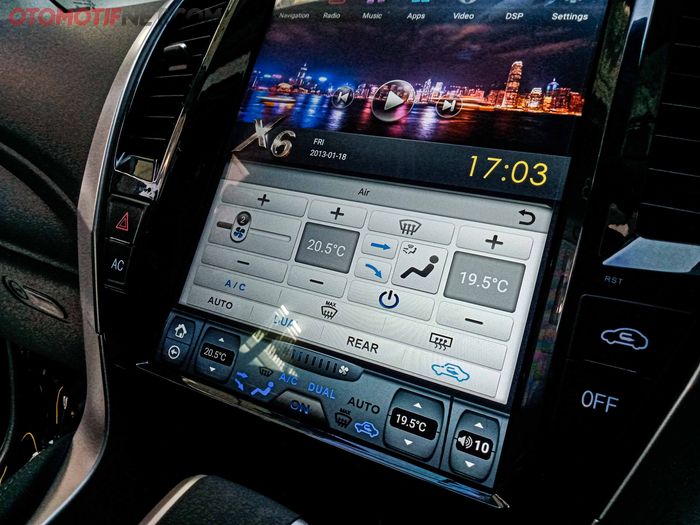 Tombol AC berubah jadi digital pada headunit vertikal model Tesla